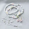 970867 Mini DIY Kit Smykker Elastikarmbånd og Ørering gør det selv smykkefremstilling bogstavperler grønlandsperler