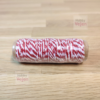 Tynd bomuldssnor/snøre i rød og hvid med 10 meter. Hver enkel rulle er foliepakket med label. Velegnet til ophæng og til kort/scrapbooking eller blot som pynt. rød hvid snor